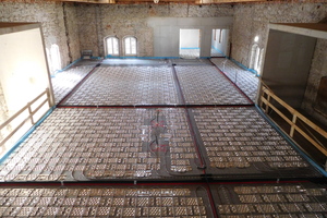  Großflächige Verlegung einer Fußbodenheizung bei der Sanierung eines historischen Gebäudes 
