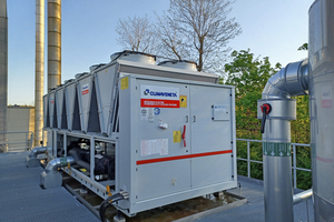  Der neue Kaltwassersatz hat eine Kälteleistung von 836 kW und arbeitet mit dem Kältemittel R454B, das ein sehr niedriges Treibhauspotenzial aufweist 