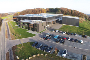  Energieautark und CO2-neutral sollte der neue Firmensitz der Runge GmbH &amp; Co. KG im niedersächsischen Bissendorf (bei Osnabrück) werden. Hierzu trägt auch eine Fotovoltaikanlage mit 153 kW Peak auf dem Dach bei. 