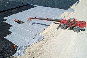  Der Blockverbund der Retentionsanlage wurde mit einem Geotextil eingeschlagen. 