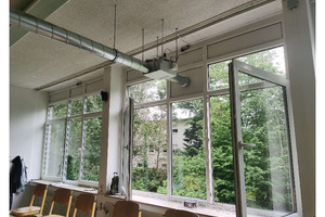  Bild 3: Installation des Lüfters an Stelle eines ausgebauten Oberlichts. Das Lüftungsrohr endet in der Mitte des Klassenraumes. 