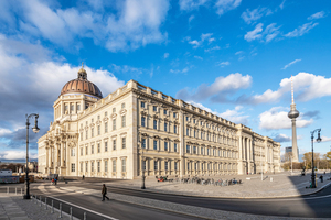 Das Universalmuseum Humboldt Forum auf der Spreeinsel in Berlin ist Zentrum für Kunst, Kultur, Wissenschaft und Bildung. 