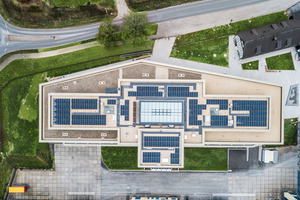  Zim Energiekonzept gehört u. a. eine mehrere tausend Quadratmeter große Photovoltaik-Anlage auf dem Dach bzw. an der Fassade und auf einer benachbarten Freifläche. 