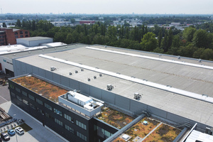 Das Dach über der Montagehalle mit 14.000 m2 ist mit einer zusätzlichen, leistungsstarken Druckströmungsentwässerung ausgestattet. 