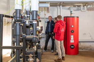  Zwischen Fernwärmestation und Speicher diskutieren die Projektpartner (v.l.) Frank Meier (Yados GmbH), Kevin Andrä (Siemens AG) und Nils Bartsch (EVH GmbH). 