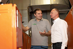  Lukas Pfänder (links), Geschäftsführer Pfänder GmbH und Ralf Braun (rechts), Sales Director ebm-papst Germany, im Abstimmungsgespräch zum Retrofit für die Lüftungsanlage des Stiftskellers Beutelsbach. 