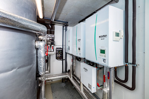  Für jede Außeneinheit steht ein Hydromodul im Technikraum im Keller des Wohnhauses zur Verfügung. Hier erfolgt der Energieaustausch vom Kältemittel auf das Heizungswasser. 