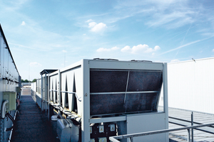  Auf den Hallendächern des Unternehmens Hella sind luftgekühlte Kälteanlagen (Kaltwassersatz) zur Umlaufkühlung für die Hallen im Einsatz.  