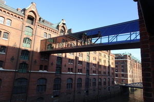  Brücke über das Fleet mit Blick auf Block D des Miniatur Wunderlands in der Hamburger Speicherstadt. 