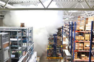  Auch große Räume wie Lagerhallen lassen sich schnell zunebeln. Der künstliche Nebel richtet dabei keine Zerstörungen am Lagergut an.  
