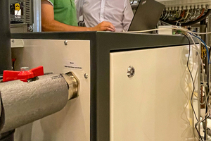  TU-Mitarbeiter Daniel Zinsmeister (links) und RMB-Vertriebsmann Roy Block beim Überprüfen der Anlagenkonfiguration. 