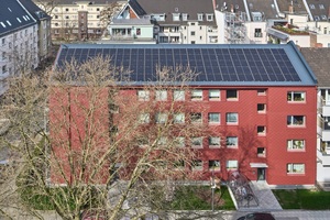  Die Photovoltaikanlage auf dem Dach erzeugt im Jahresdurchschnitt mehr Solarstrom, als die Bewohner zur Deckung ihres Wärme-, Warmwasser- und Strombedarfs benötigen. 