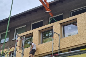  Die Fassadenelemente wurden inkl. Dämmung, Fenstern und Lüftung vorgefertigt und mussten auf der Baustelle nur noch montiert werden. 