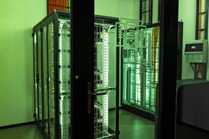  Durch die Reduktion notwendiger Rechner und physischer Server sowie das Bündeln in effizienten HCI-Clustern kann die Hardware wirkungsvoller ausgelastet werden. 