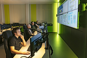  Das Zusammenspiel aus Monitorwall und einzelnen Arbeitsstationen erhöht die Übersichtlichkeit und ermöglicht ein schnelleres Reagieren in Echtzeit. 
