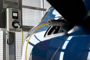  Das Lastmanagement verteilt die Energie intelligent. So wird sichergestellt, dass angeschlossene E-Autos geladen und alle weiteren Verbraucher im Stromkreis versorgt werden.  
