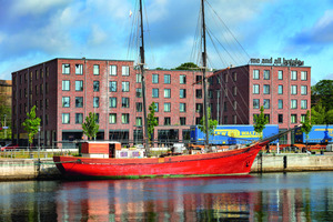  In zentraler Lage nur rund 350 m vom Hauptbahnhof entfernt liegt das „me and all“ Hotel in Kiel direkt am historischen Hafenbecken mit Blick auf die Kieler Förde.  