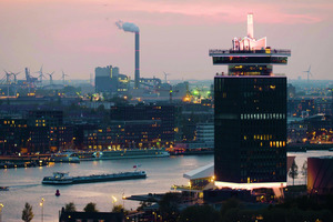  Gebäudeautomationsanlagen können meist in kurzen Zeiträumen CO<sub>2</sub>-Emissionen und Energieverbäuche reduzieren. Im Bild der markante A’DAM Tower in Amsterdam. 