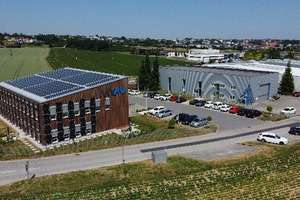  Direkt neben dem solarelektrischen Firmengebäude wurde in einem Bestandsgebäude die Produktionsfläche mehr als verdoppelt. 