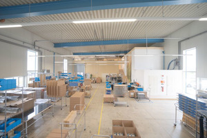  Ziel war es, auch im neuen Produktionsgebäude eine komfortable Arbeitsatmosphäre für die Mitarbeiter in der Produktion zu schaffen. 