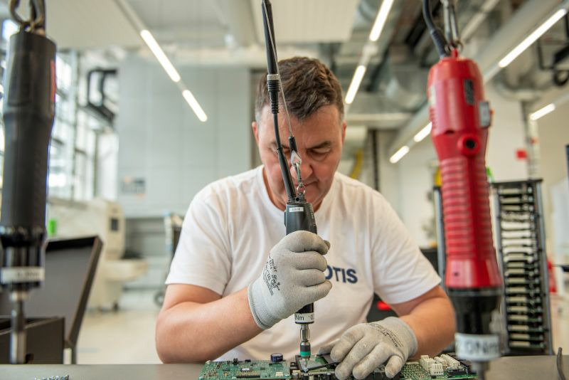 Otis neue Leiterkartenfertigung in Berlin tab.de