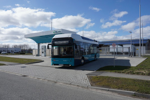  Die neue Wasserstoff-Tankstelle in Niebüll mit Brennstoffzellen-Bus. 