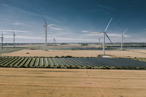 Solarparks und Windkrafträder in Bosbüll: Auch nach Ablauf der EEG-Förderung wirtschaftlich im Einsatz. 