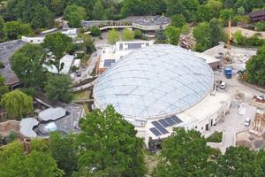 Das Niederschlagswasser des rund 3.000 m2 großen und transluzenten Kuppeldaches der Meranti-Halle im Allwetter Zoo Münster wird unterirdisch gesammelt und als Gießwasser verwendet. 