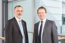 Prof. Dr. Hans-Martin Henning (rechts) und Dr. Andreas Bett (links) 