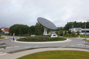  Erstes Erkennungsmerkmal des „All Electric Society“-Parks ist ein Solar-Tracker mit einem Durchmesser von 12 m auf dem Kreisverkehr direkt am Park. 