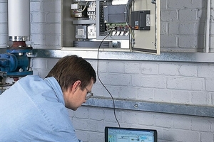  Ob vor Ort oder per Fernwartung. Mit einem PC lassen sich die Strahler von zentraler Stelle aus oder über eine Anbindung an die Gebäudeleittechnik überwachen und steuern. 