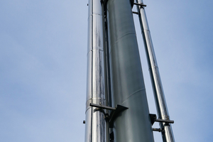  Die freistehende Abgasanlage misst etwa 12 m in der Höhe. Vier Abgasleitungen hängen als sogenannte Satelliten am spiralgeschweißten Trägerrohr. 