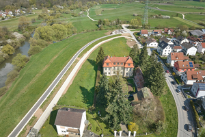  Die Luftaufnahme vom Mainschlösschen in Hallstadt/Bayern zeigt seine Einbettung in der Umgebung sowie die Objekt-Gesamtanlage, inklusive der Nebengebäude. 