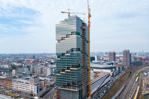  Das 142 m hohe Gebäude mit über 65.000 m2 Bürofläche wird ein Wahrzeichen in der Berliner Skyline und eines der nachhaltigsten Hochhäuser Deutschlands sein. 
