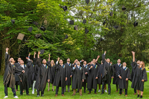  Absolventen im Master Gebäudeautomation 2022 an der Hochschule Biberach. 