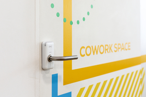  In modernen Büroumgebungen wie Coworking Spaces erhalten die Mitglieder ihre Zutrittsrechte automatisiert entsprechend ihrer Buchungen. 