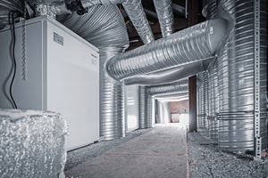  Die Wärmepumpenanlagen beider Gebäude bestehen aus je drei Luft-Wasser-Wärmepumpen, konfiguriert als Kaskadenschaltung mit Laufzeitabgleich, sowie drei 700l-Pufferspeichern. 
