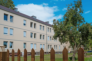  Das Pilotprojekt der Düsseldorfer LEG in Mönchengladbach. Die holzbasierten Fassadenmodule (hier die neue Fassade nach der Montage) enthalten schon Fenster und Rollladenkästen sowie ein dezentrales Lüftungssystem. 