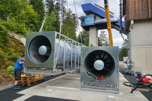  Endmontage des Windkanals im Adlerstadion in Hinterzarten: Die beiden Axialventilatoren werden auf die vorbereitenden Fundamente montiert. 