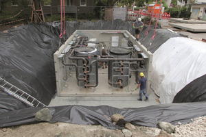  Bestandteil des Sanierungsprojekts in Erlangen sind auch so genannte „Ground Cube“, in dem die gesamte Wärmeerzeugung untergebracht wird. Hier sind es drei Wärmepumpen, zwei große Pufferspeicher, Sole-Verteiler zur Anbindung der Hochleistungsenergiepfähle (Geothermie) sowie eine PV-Wärmekopplung, die Überschussstrom direkt in Wärme umwandelt. 