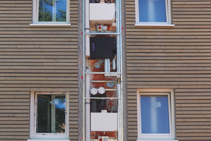  Die technische Versorgung der seriell sanierten Bestandswohnungen sowie der neuen aufgestockten Wohnungen erfolgt in Erlangen minimalinvasiv und mieterfreundlich über fassadenintegrierte Versorgungsstränge. 