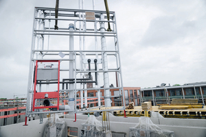  Die industriell vorgefertigten Installationswände wurden als Paket mit den entsprechenden Abladehilfen per Kran auf das Stockwerk gehoben.  