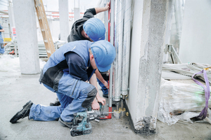  Bei der Montage der Installationswand helfen die Teleskopfüße mit einer Höhenverstellung von bis zu 25 Zentimetern. So lassen sich die Leitungsanschlüsse ohne großen Aufwand erstellen.  