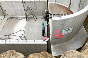  Thermischer Pufferspeicher. Montage eines runden Endstücks mit Überstand der Bodenplatte als Auftriebssicherung. Die Auflast nach Verfüllen der Baugrube wirkt dem Auftrieb des leeren Behälters bei hohem Grundwasserstand entgegen. 