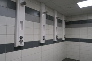  Im Sanitärbereich wurden 10 WC-Bäder und 30 Duschplätze installiert. 