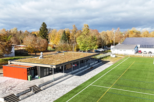  Sportanlage Im Haberfeld, Donaueschingen. Neubau des Vereinsheims SSC links im Bild, mit Retentions-Gründach Sponge City Roof, zum Zeitpunkt der Fertigstellung im November 2023.  
