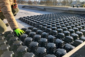  Retentions-Gründach Sponge City Roof. Oberhalb Dämmung und Dichtung 8 cm hohe Spacer-Elemente mit Hohlräumen für flächigen Wasserspeicher mit einem Volumen von 19,2 m³ und einer maximalen Last von 80 kg/m². Dies liegt noch deutlich unter der für den Winter zu berücksichtigenden Schneelast vor Ort. 