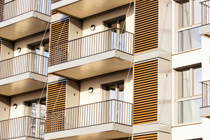  Im fertiggestellten Apartmenthaus verfügen alle Wohneinheiten über eigene Luft/Luft-Wärmepumpen, die in den „Silent Cubes“ auf den Balkonen untergebracht sind.  