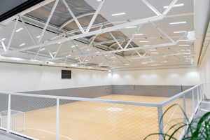  Rund 1.100 m<sup>2 </sup>Paneel-Deckenstrahlheizung des Typs „S-85“ in perforierter Ausführung heizen die Futsal- und Mehrzweckhalle. 