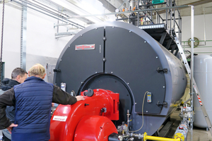  Der Großraumwasserkessel mit 4,5 MW wird mit Gas und Öl betrieben. 